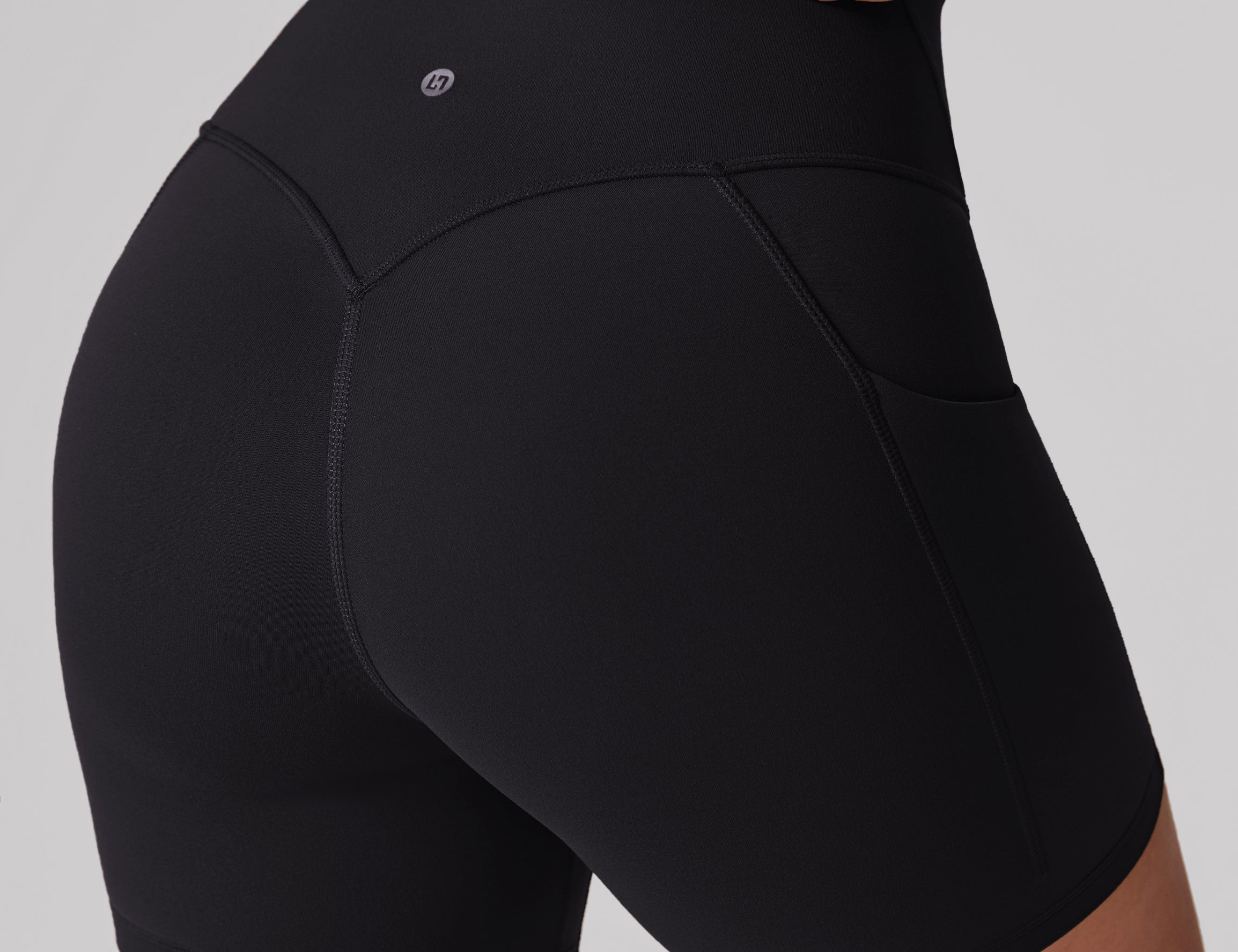 Women's Hugcurve No Front Seam Pockets Shorts 5" Black